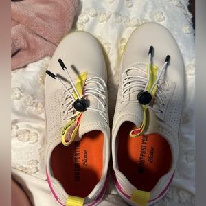 Women’s Size 8 Clove waterproof shoes